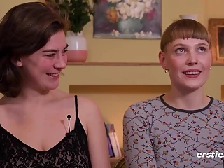 Heißer Strap-On Sex mit Emma und Amanita - German brunette amateur lesbians